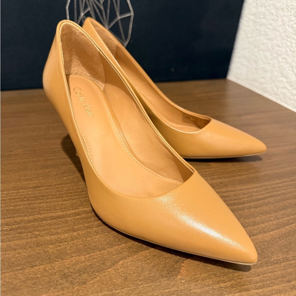 EUC. Calvin Klein Camel Leather Pump. Fall style must have.